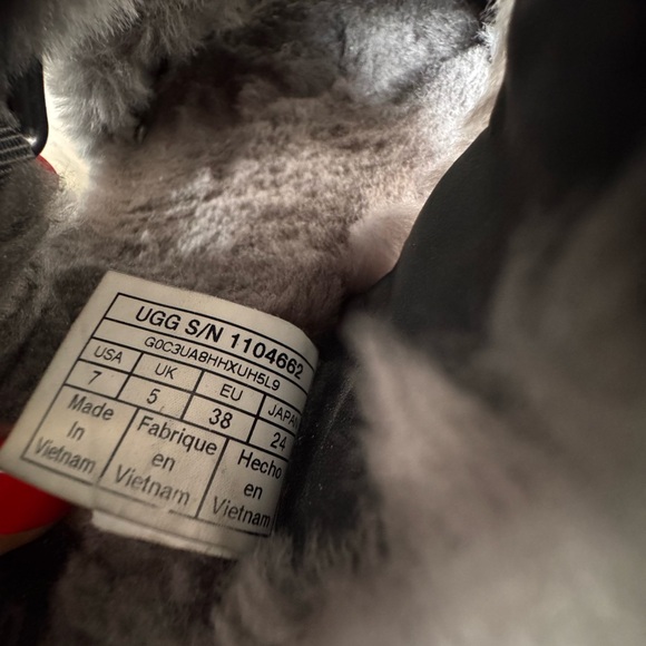 UGG Fluffy Slide Sandals - Size 7 - Cozy & Stylish - Picture 9 of 10